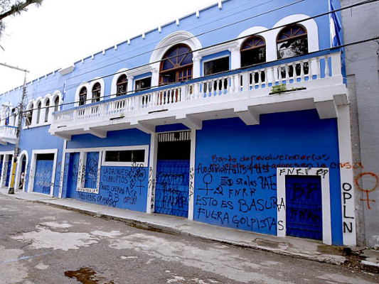 'Mel' Zelaya a favor de grafitis en sitios públicos