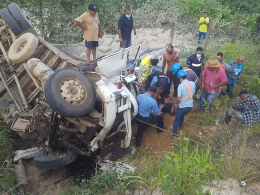 Rastra cargada de cemento vuelca y cae en hondonada en carretera a Patuca, Olancho