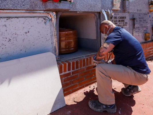 España prohíbe ceremonias fúnebres en su lucha contra el coronavirus