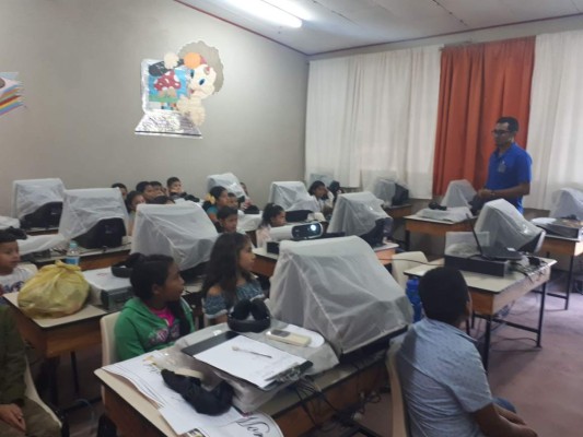 Alumnos de la Escuela Víctor F. Ardón aprenden a reducir, reciclar y reutilizar