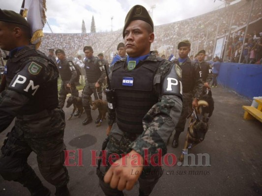 Militares hacen exhibición de poderío y disciplina en desfiles patrios