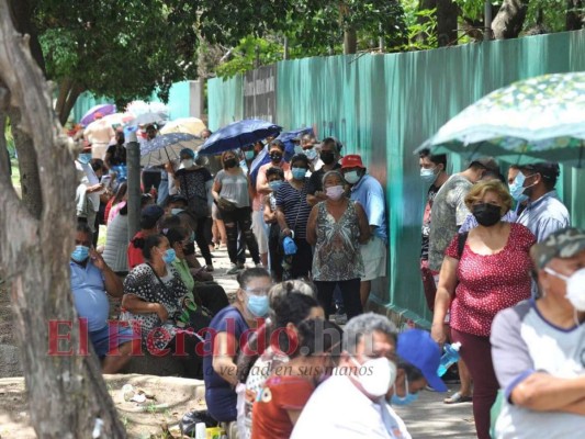 Largas filas y aglomeración: así inició la quinta jornada de vacunación en Tegucigalpa