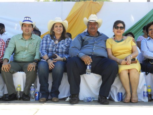 Honduras: Concurrido desfile durante el inicio de feria patronal