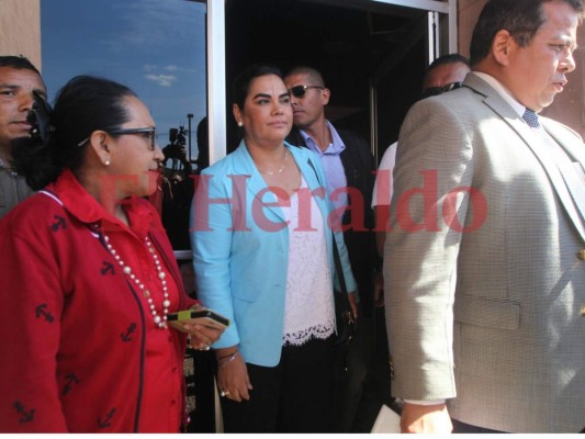 Rosa Elena de Lobo se presenta a la Atic ante supuestas investigaciones por corrupción