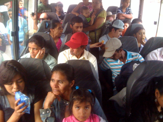 Miles de capitalinos al reencuentro con los suyos