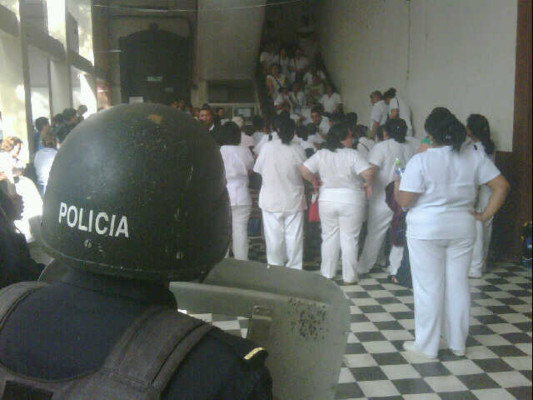 Enfermeras en huelga retienen a la fuerza a personal administrativo del hospital San Felipe
