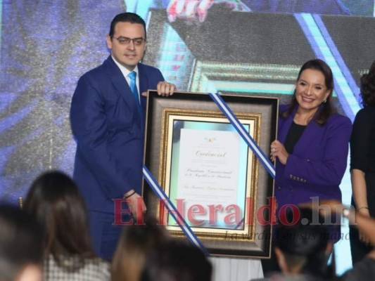 Entregan credencial a Xiomara Castro como presidenta constitucional de Honduras