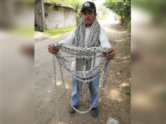 Hondureño sueña con ingresar a los Guinness con cadena de anillas más larga