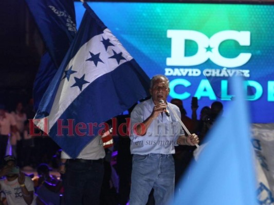 Con fuegos artificiales y masiva participación: 'Papi a la orden' cierra su campaña en la capital