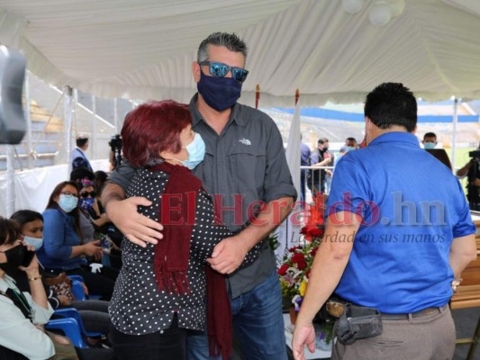 Técnico de la H, Fabián Coito, llega a velorio de Chelato Uclés&nbsp;&nbsp;