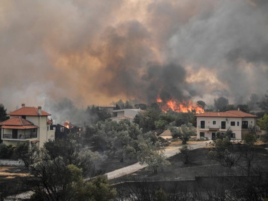 Una persona muerta por los incendios en el norte de Atenas