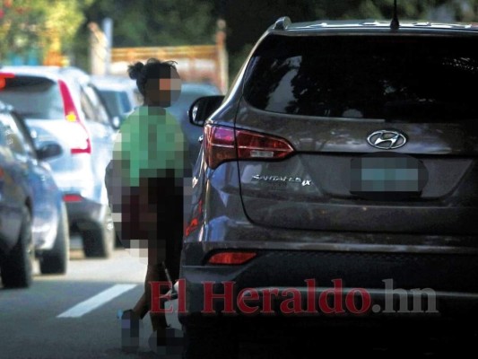 EL HERALDO conversó con una de las niñas que pasan en los semáforos de la capital. Ella dijo que su hermana, de 17 años, y otras niñas sí se subían a vehículos. Foto: El Heraldo