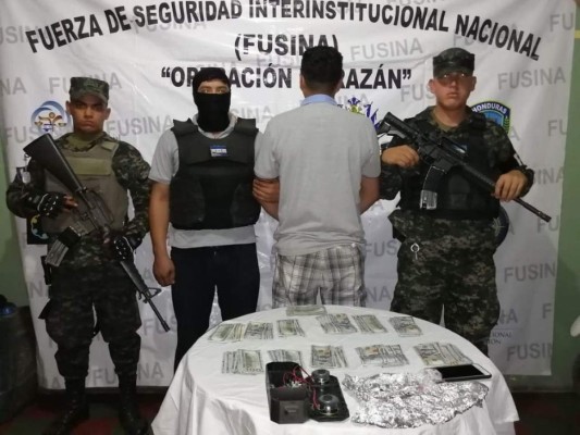 Los detienen por llevar dinero ilícito dentro de reproductor de música