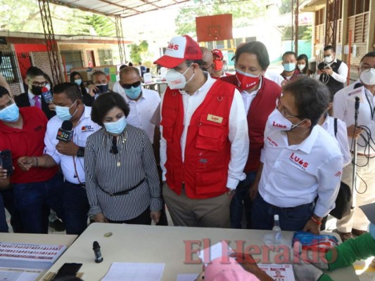 Con fuerte mensaje contra corruptos y señalados en narcotráfico Luis Zelaya acudió a las urnas (FOTOS)