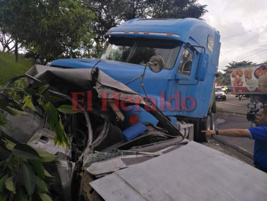 Un muerto y ocho heridos deja tragedia vial causada por rastra sin frenos en el FFAA