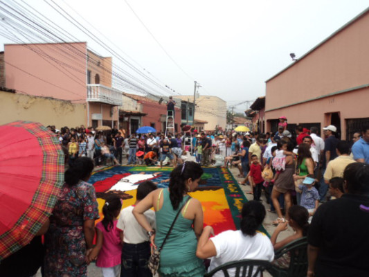 Comayagua vuelve a maravillar a propios y extraños con sus magníficas alfombras