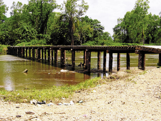 Puentes de madera sirven de paso en río Guayape