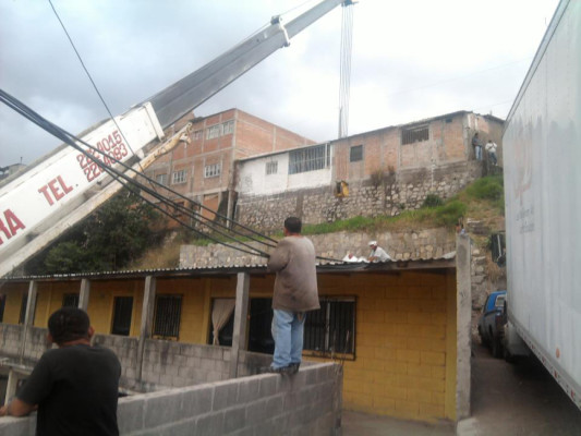 Mujer y su nieto se salvan de morir al caer con su carro sobre casa
