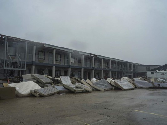 Bajo los escombros de Laura, pobladores de Luisiana esperan la embestida de Delta (Fotos)