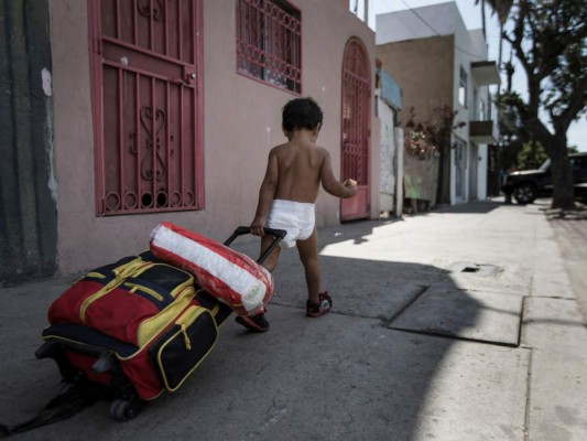 Estados Unidos considera alojar a niños migrantes en bases militares