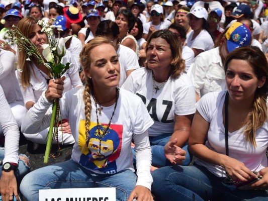 Esposa del opositor venezolano Leopoldo López afirma que 'está bien'