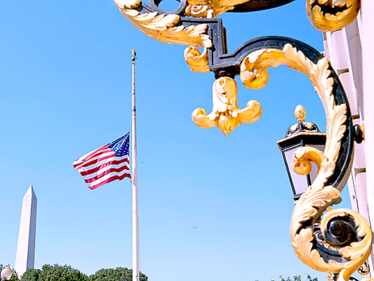 Banderas a media asta por funeral de Neil Armstrong