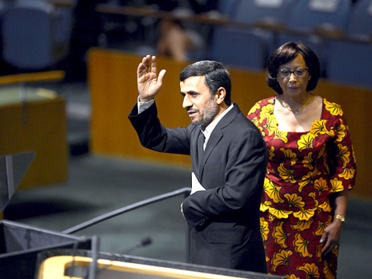 Presidente de Irán acusa a potencias ocidentales de 'intimidación' nuclear