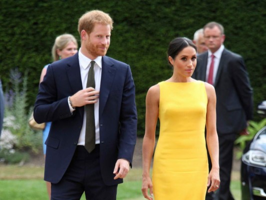 Meghan Markle, esposa del príncipe Harry, revive su antiguo estilo con elegante traje negro