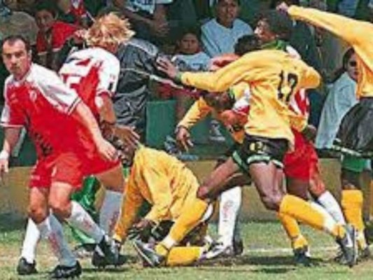 Pelea con un hondureño y golpes en la cancha: escándalos de Miguel Herrera