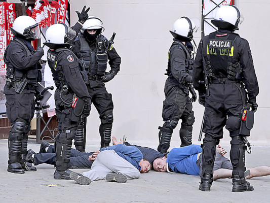 Incidentes violentos calentaron el Polonia-Rusia