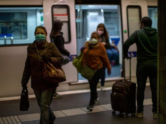 Poco a poco y con cautela, miles de españoles salen del confinamiento absoluto