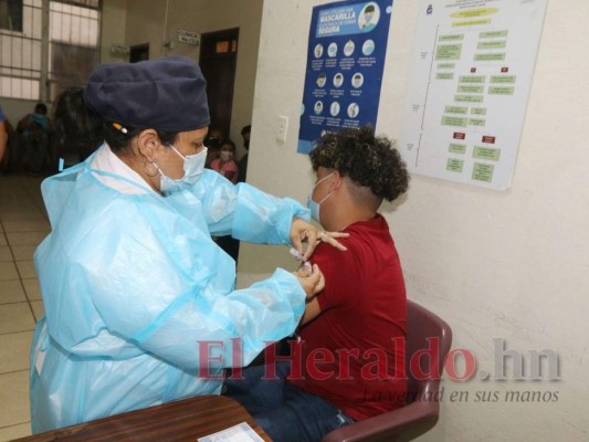 Habilitan centros de salud para vacunar a adolescentes contra el covid-19 en la capital