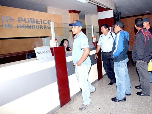 Policías declaran por asesinato de padre e hijo ante Fiscalía de Derechos Humanos