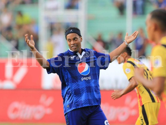 ¿Por qué Ronaldinho jugó con camisas grandes en Honduras?