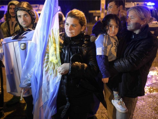 Maradona suplica: 'Messi ¡tiene que seguir en la selección!'