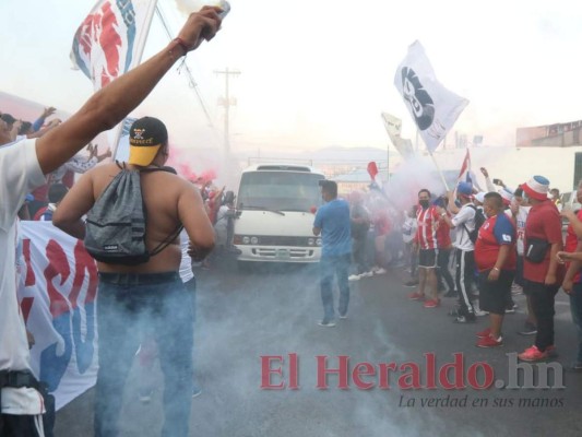 Euforia, música y pólvora: así recibió la Ultra Fiel al Olimpia (FOTOS)