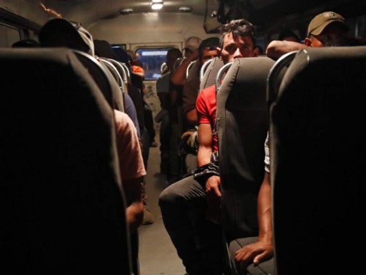 Migrantes entre la espada y la pared ¿Esperar cruzar a México o retornar al país?