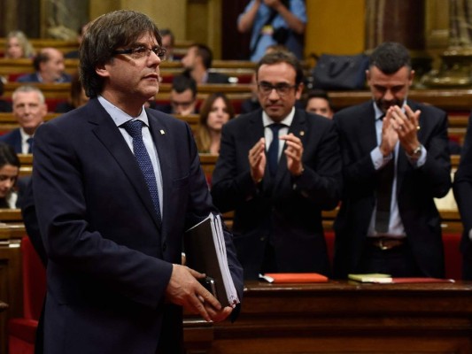 Puigdemont renuncia a ser escogido presidente catalán y designa a un sucesor