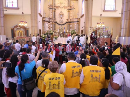 Con devoción y alegría, feligreses empiezan a llegar a la Basílica de Suyapa