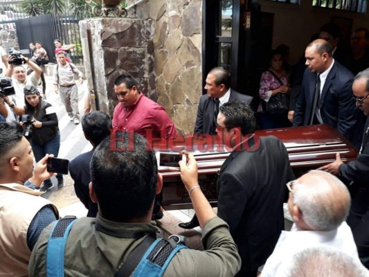 Entierran al escritor Jorge Montenegro, pero 'está en nuestra memoria', dicen sus familiares