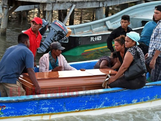 FOTOS: Los rostros de impotencia y dolor de familiares de víctimas del naufragio en La Mosquitia
