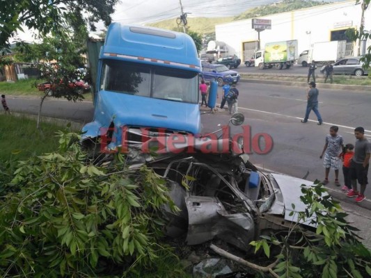 Un muerto y ocho heridos deja tragedia vial causada por rastra sin frenos en el FFAA