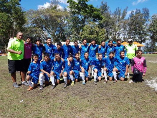 El hijo de Diego Vazquez ya levantó su primera copa