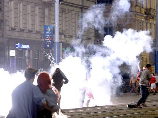 UEFA multa a Rusia por violencia de sus fanáticos en la Euro