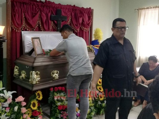 Consternación y llanto en sepelio de universitaria tiroteada en un bus