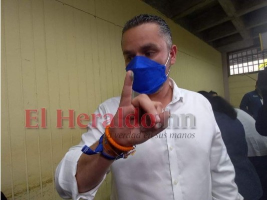 Así ejerció el sufragio David Chávez, candidato a la comuna capitalina (FOTOS)