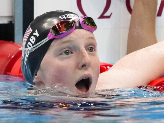 Adolescente de Alaska se lleva el oro en 100 metros pecho