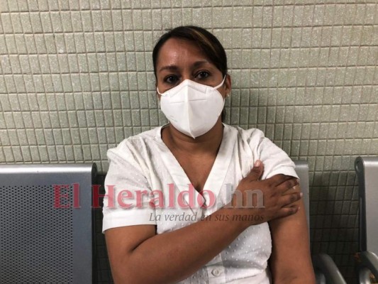 Los rostros del personal de salud que ya recibieron la primera dosis de vacuna contra covid-19 (FOTOS)