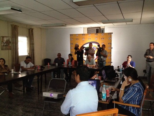 Exhibe nuevo sitio web y garantiza inicio del torneo