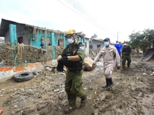 Inspeccionan las zonas de desastre tras el paso de Eta y Iota